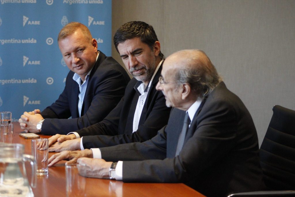 Abel Poza, Nicolás Arias y Nestoe Vicente firmando el acuerdo entre el Club Atlético Huracán y el AABE por los terrenos linderos al Ducó