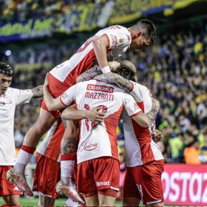 abrazo-festejo-de-gol-de-walter-mazzanti-en-huracan-contra-rosario-central-en-arroyito-fecha-08-torneo-liga-profesional-2024