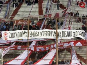 bandera-cuando-matemos-a-un-referi-van-a-dejar-de-robarnos-laquemaweb