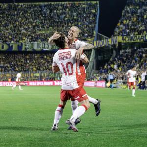 federico-fattori-con-walter-mazzanti-festejando-el-gol-del-globo-contra-rosario-central-en-arroyito-fecha-08-torneo-liga-profesional-2024