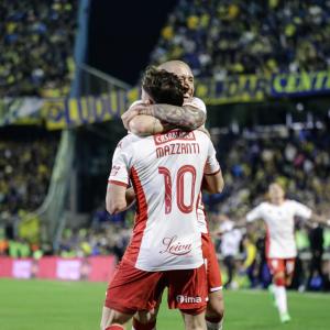 federico-fattori-y-walter-mazzanti-festejando-el-gol-del-globo-contra-rosario-central-en-arroyito-fecha-08-torneo-liga-profesional-2024