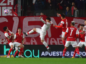 matias-coccaro-contra-4-defensores-de-independiente-fecha-14-liga-profesional-2022