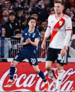 rodrigo-echeverria-festejo-de-gol-en-huracan-contra-river-en-el-mas-monumental-fecha-10-torneo-liga-2024