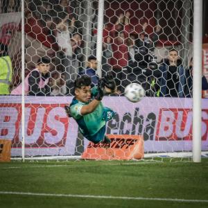 sebastian-meza-atajando-el-penal-que-le-dio-el-pase-a-huracan-a-cuartos-de-la-copa-argentina-2024-contra-argentinos-juniors