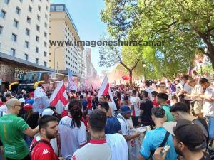 torneo-liga-2024-fecha-27-velez-huracan-banderazo-3