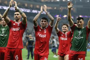 triunfo-de-Huracan-contra-corinthians-fecha-01-copa-sudamericana-2025-en-brasil-saludo-jugadores
